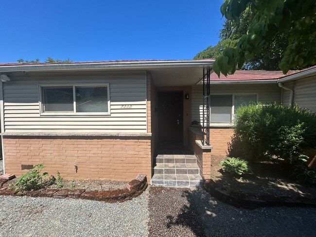 Building Photo - 3 Bed, 2 bath Rambler Home in Skyway, $3,150/mo.