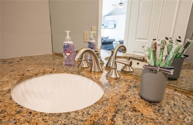 Building Photo - 3003 La Mesa Dr Rental