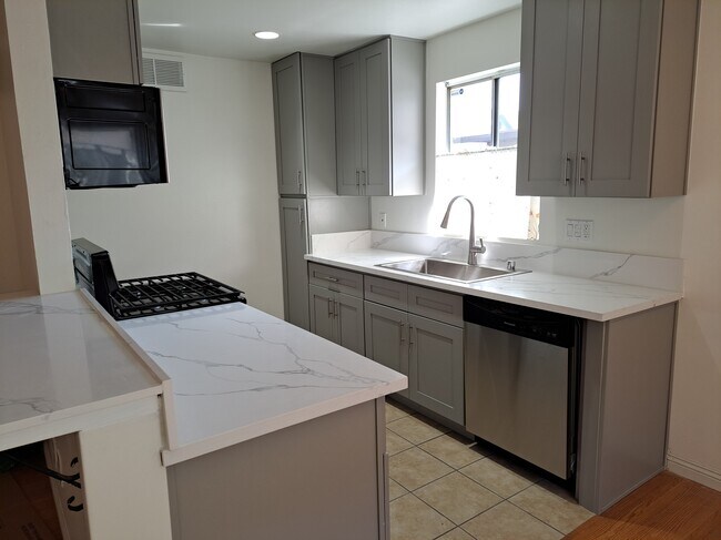 Photo - 5232 Wilkinson Ave Unidad #3