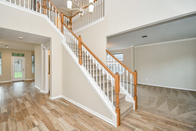 Photo - 215 Windrift Ct