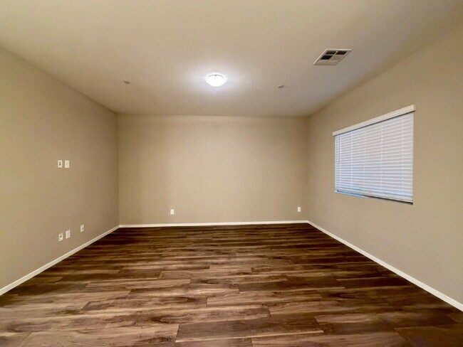 GATED 3 BED 2.5 BATH TOWNHOUSE IN NORTH LAS VEAGS FOR RENT!