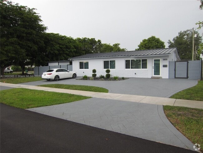 Building Photo - 8760 SW 20th St Rental