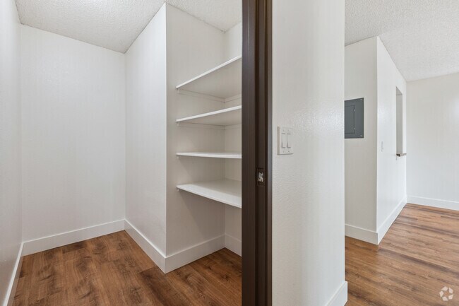 1BR, 1BA - 615SF - Closet
