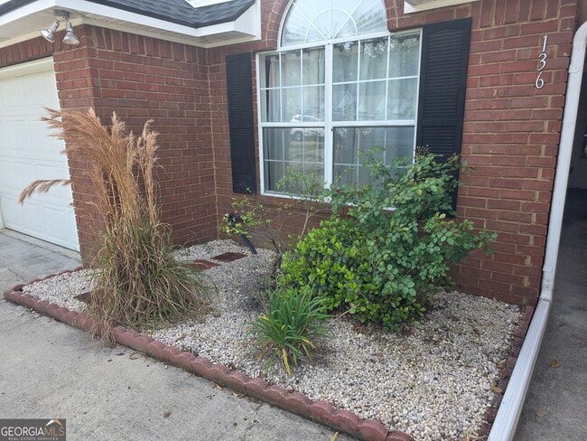 Photo - 136 Towne Pk E Dr