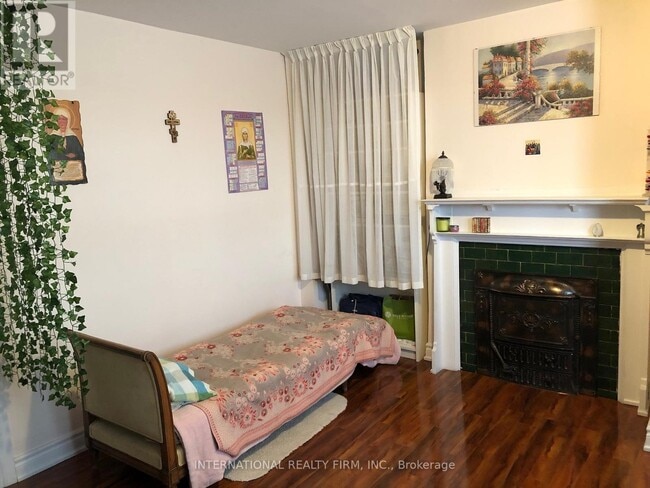 Photo - 197 Dundas St E