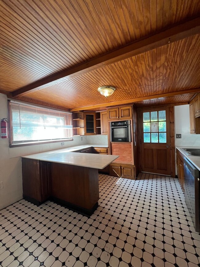 Building Photo - Spacious 2 Bedroom House Coming Soon 07/01