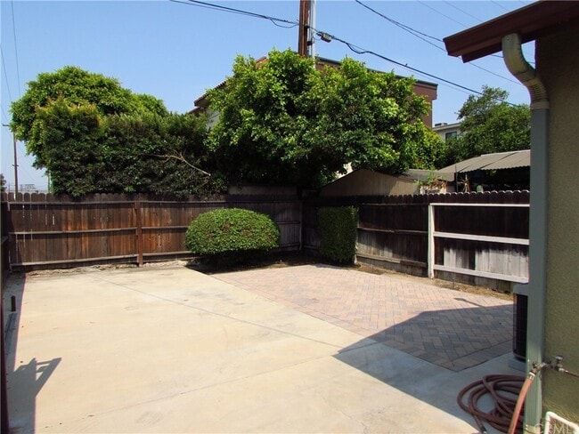 1521 Grismer Ave