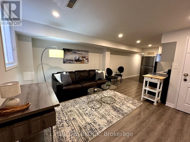 Photo - 49 Leslie St