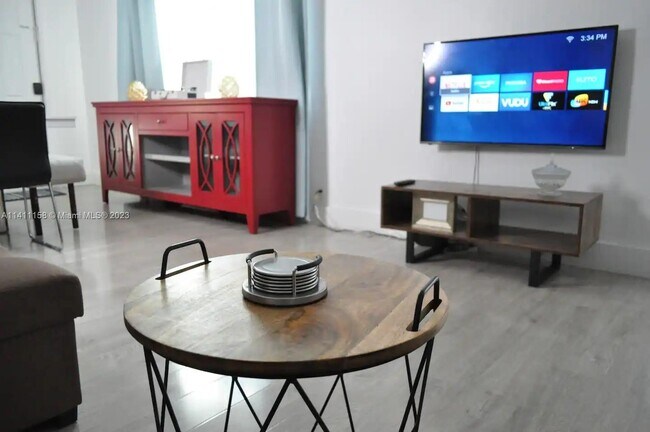 Photo - 811 SW 11th St Unidad 811