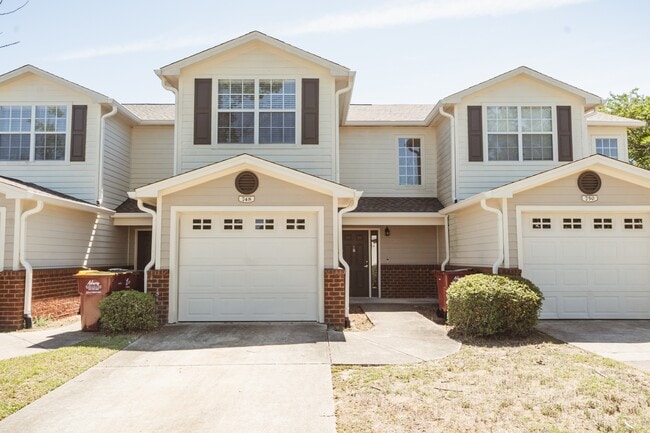 Building Photo - 748 Majestic Dr