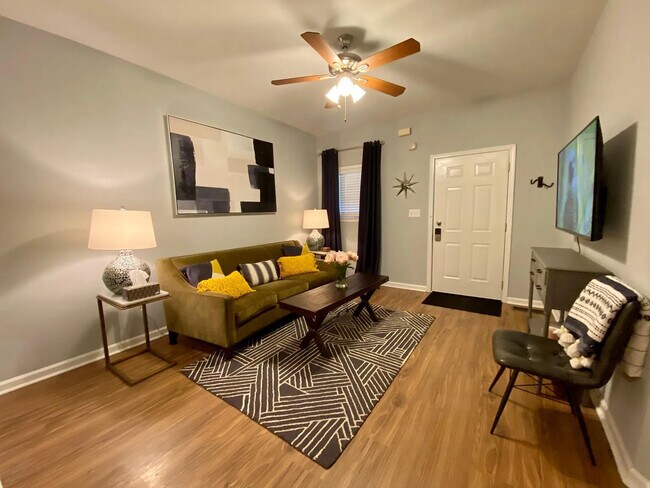 Room in Duplex on Jones Ave NW