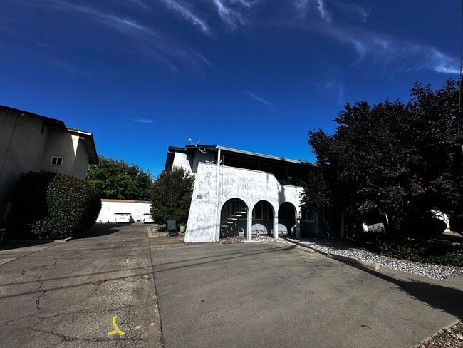 Building Photo - 2056 Victor Ave Unit B-2