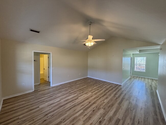 Photo - 472 Jester St