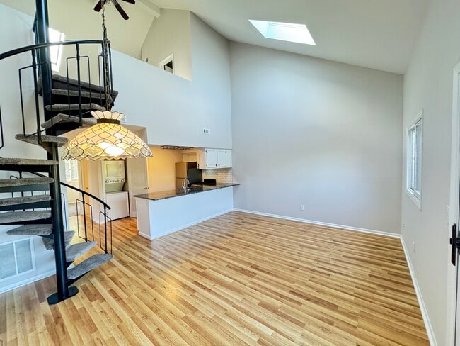 Building Photo - 2 Stowe Ct Unit 6