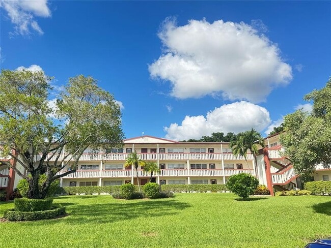 Building Photo - 204 Brighton E Unit 204