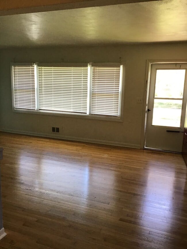Photo - Spacious 3-bedroom 1 bath available now /H...