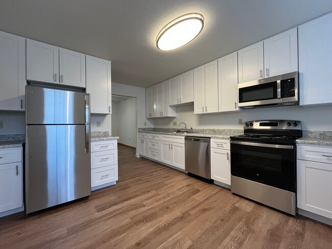 Cocina blanca de 2 dormitorios y 2 baños - Holiday Park Apartments and Townhomes