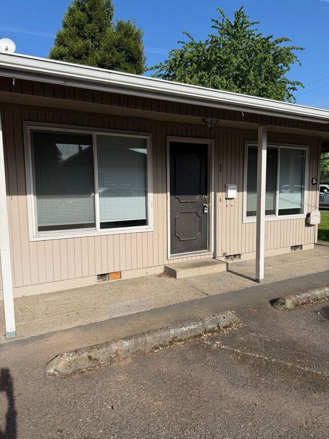Building Photo - Pet Friendly 2 Bedroom in Lebanon! Unit #1