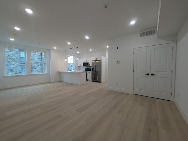 Photo - 835 N 63rd St Unidad 2