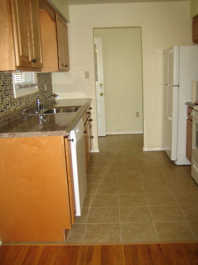 Kitchen - galley - 331 W Clayton Ave Unit 3