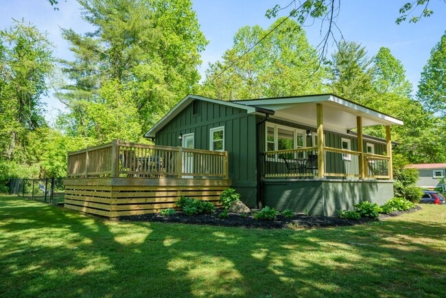 Building Photo - Pet Friendly 3/1 House, Fenced Yard, Deck, Fire Pit & Basement