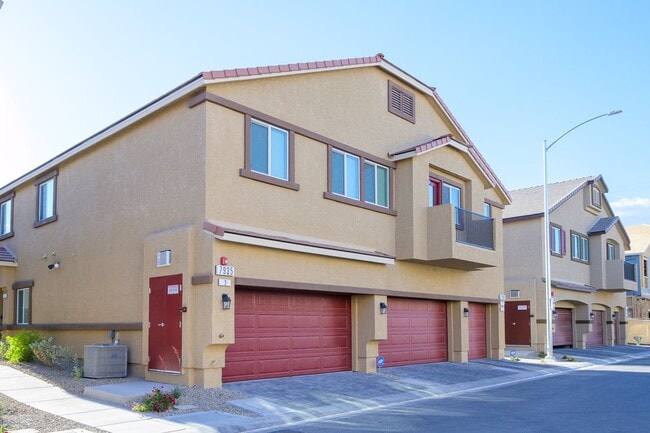 Photo - NW 3 Bedroom Townhouse!! Gated Community Pool!! 2 Car Garage!!! No Carpet downstairs.