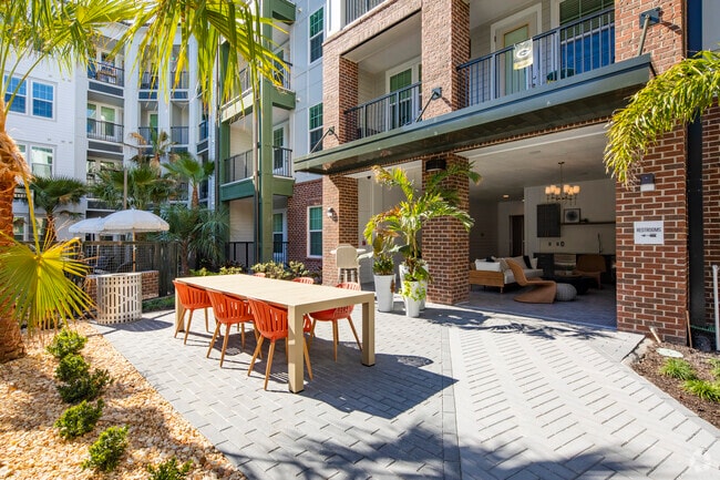 Outside seating - 8733 Rooks Park Cir Tampa, FL 33619