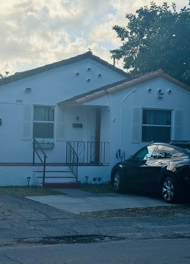 Building Photo - 1010 N 17th Ave Unit 1