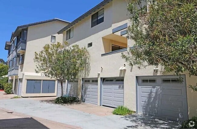 Building Photo - Spacious 2 Bedroom 2-1/2 Bathroom Townhome...