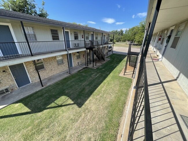 Photo - 1502 NW Kingsbury Ave