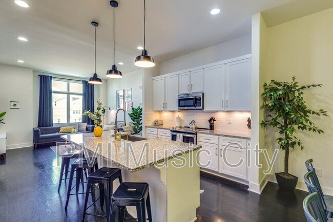 1027 Wedgewood Ave