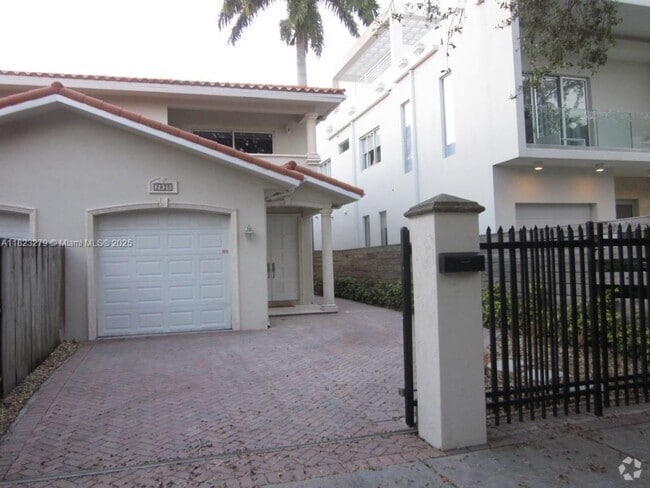 Building Photo - 2920 Catalina St Rental