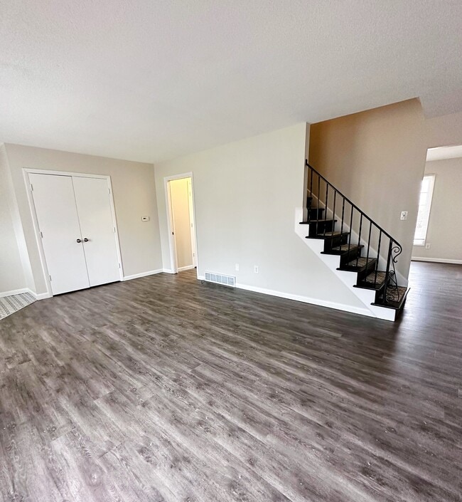 Building Photo - 5729 Cresthaven Ln