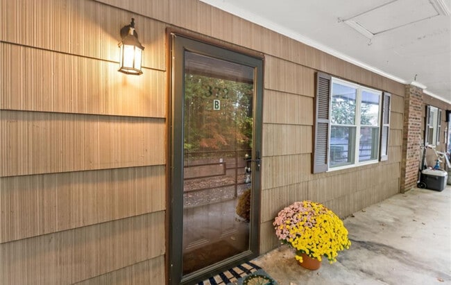 Building Photo - 372 S Cherry St Unit B