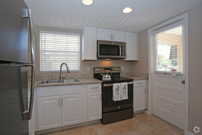 1BR, 1BA - 685 SF - Kitchen