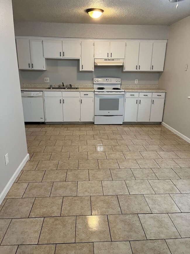 Building Photo - Three Bedroom/1.5 Bath Home