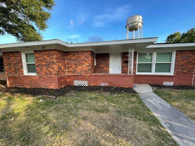 Photo - Newly Renovate 4 bedroom 2 bath Home in Li...