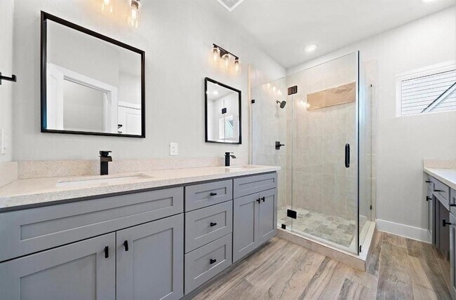 Photo - 232 W 28th St