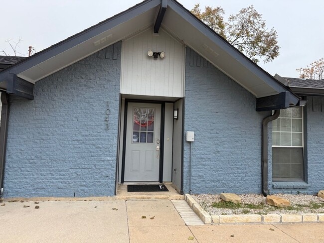 1043 Elmwood-