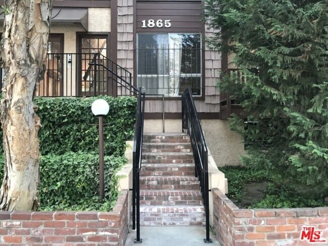 Building Photo - 1865 Greenfield Ave Unit 102 Rental