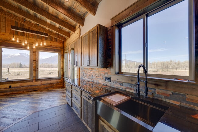 Photo - 5289 Gabriels Wy