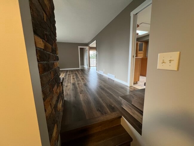 Photo - 1652 King John Way