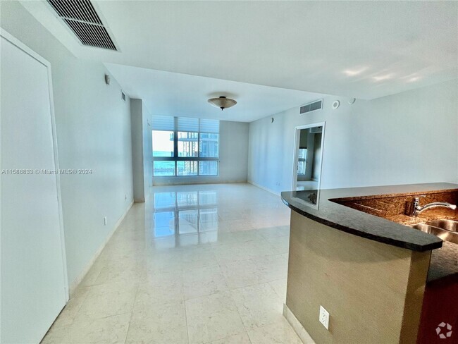 Building Photo - 300 S Biscayne Blvd Rental