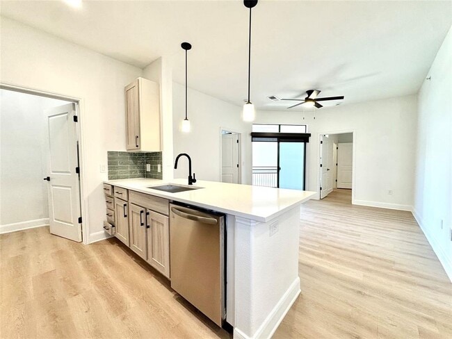 Building Photo - 2300 Richmond Ave. Unit 327 Rental