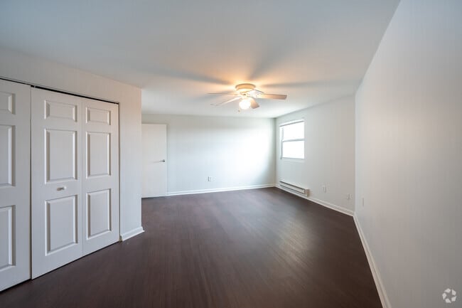 2BR, 1BA - 886SF - Primary Bedroom