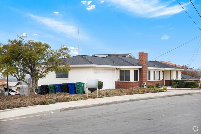 Building Photo - Hilltop Ranch Style Home