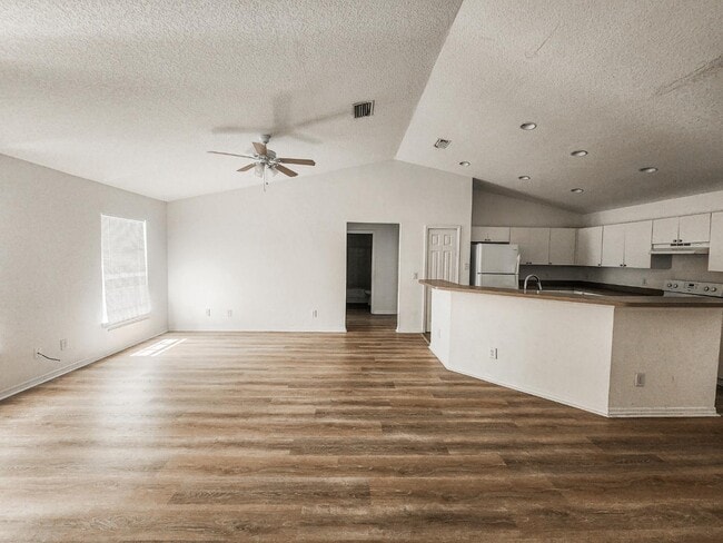 Photo - 151 Carmelite Ave NW