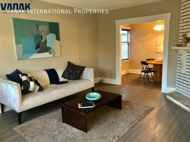 Photo - Spacious 3 Bedroom, 2 Bath Home in Prime Kitsilano Location Unit Main floor