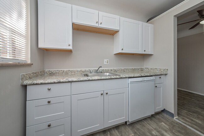 Photo - Colonial Square