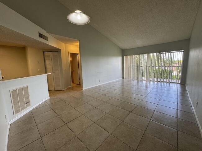 Photo - 8891 Wiles Rd Unidad 303